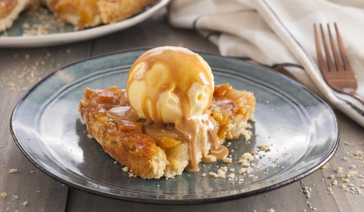 Tarta tatín con helado de vainilla