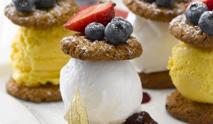 Torres de Helado con Galletas y Frutas