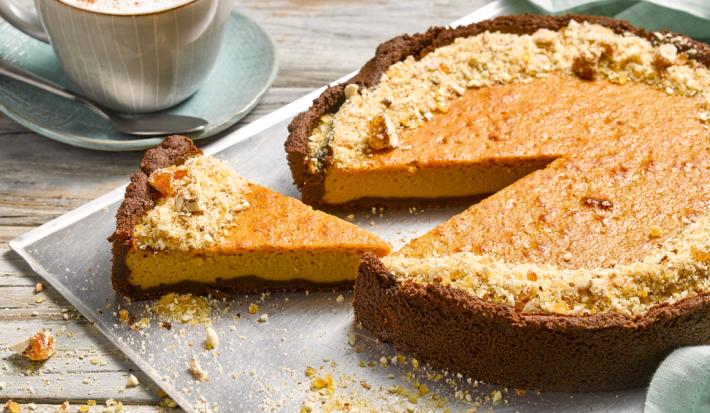 Tarta cremosa de lúcuma y crocante de nueces