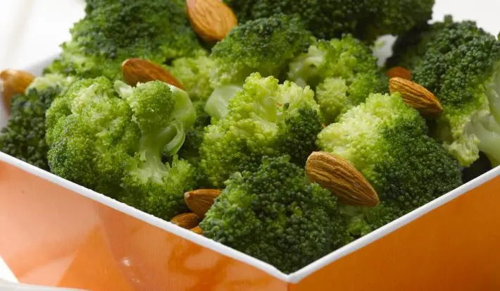 Ensalada de Brocoli con Almendras