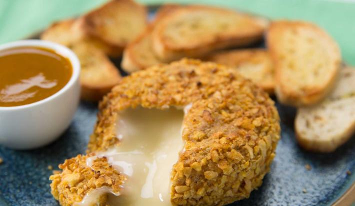 Camembert Crispy con salsa de Maracuyá y Curry