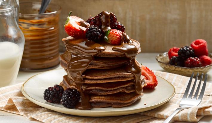 Hotcakes de cacao y salsa de chocolate manjar