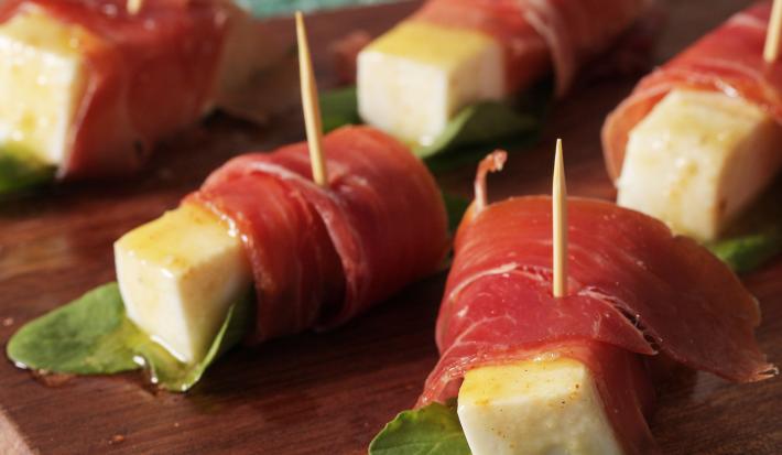 Pinchos de Queso Fresco, Rúcula y Jamon Serrano