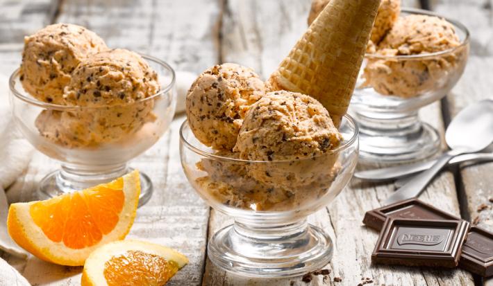 Helado de yoghurt y naranja con chips de chocolate