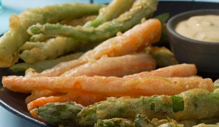 Vegetales verdes en Tempura de Cerveza y Salsa Picante