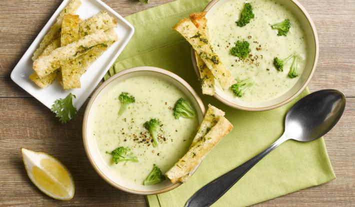 Sopa de brocoli y crutones