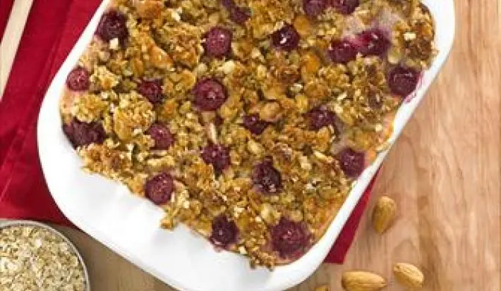 Crumble de pera y avena, frambuesa