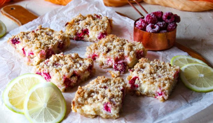 Cuadraditos de limón y frambuesa con leche Nido®