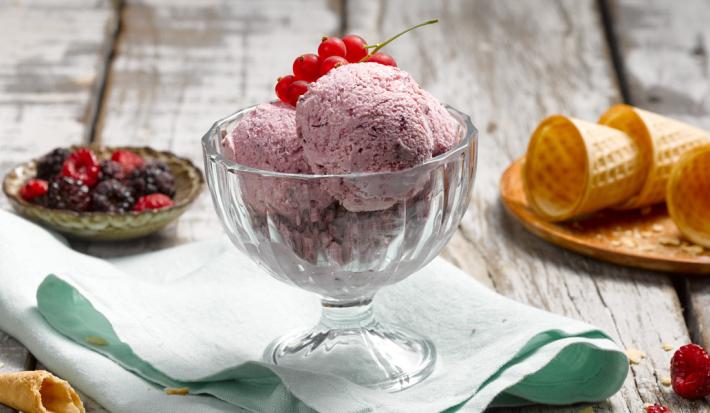 Helado de yoghurt y frutos rojos