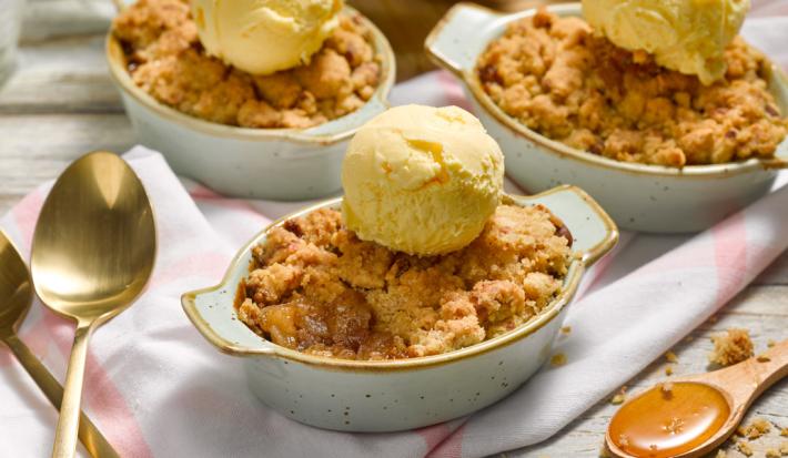 Crumble de manzana y miel con helado de vainilla