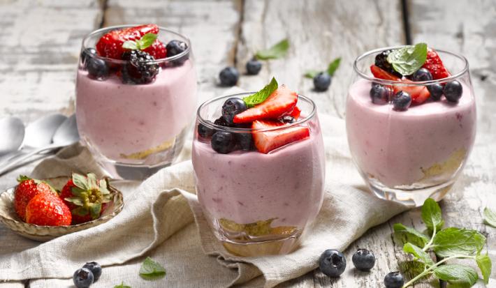 Postre helado de yoghurt, chía y frutos rojos