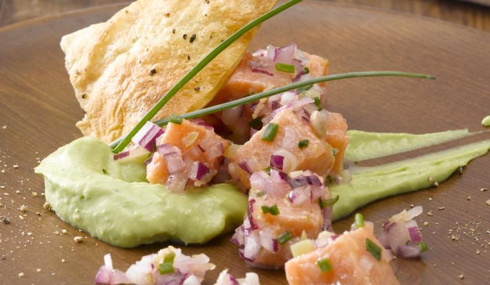 Tartaro de Salmón en crema de Palta y Crocante de maíz