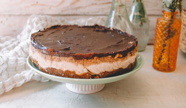 Tarta helada de dátiles, mantequilla de maní y chocolate