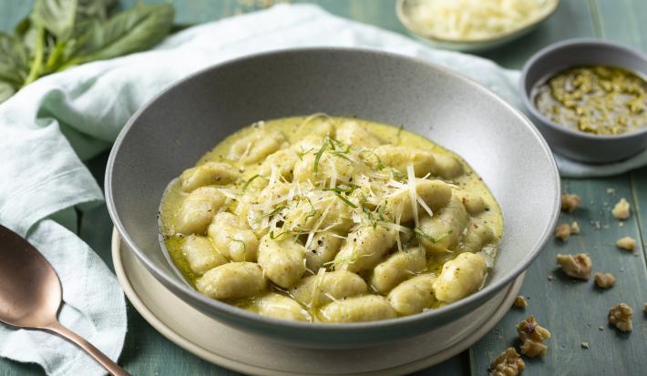 Gnocchis de coliflor con crema y pesto