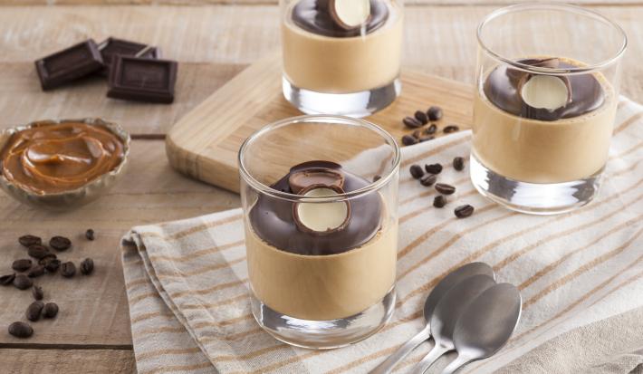 Mousse de manjar con cobertura de chocolate